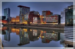 Der Düsseldorfer Medienhafen ist ein beliebtes Fotomotiv. Mit der Wasserspiegelung hier ist er sehr gut getroffen Foto: Georg Schwalbach (GS1311)